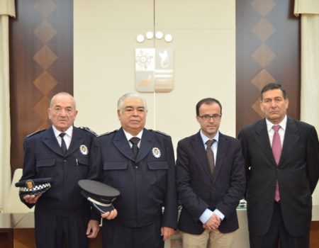 El Ayuntamiento homenajea en un sencillo acto a los recién jubilados Antonio Olivares, Emiliano Mesa y Manuel Olivares