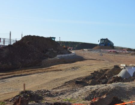 Las obras de la  nueva rotonda de Carrefour, Muebles Ávila y parque comercial Ribera del Guadiana, a muy buen ritmo