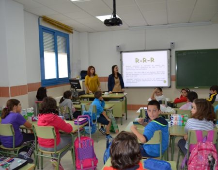 Los niños de Primaria disfrutan reciclando