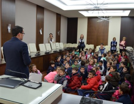 75 escolares del colegio Miguel de Cervantes visitan el Ayuntamiento