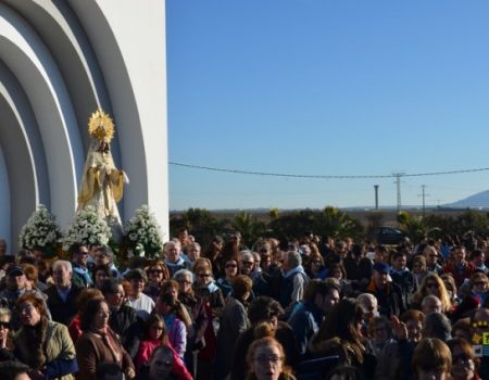 Cientos de villanovenses acompañan a la Virgen de la Aurora en su traslado a la localidad