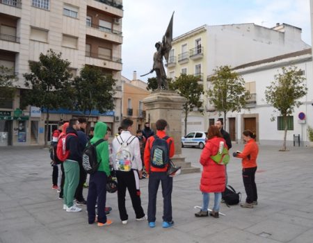 Alumnos del Puerta de la Serena y del colegio Santiago Apóstol conocen la ciudad y el Ayuntamiento