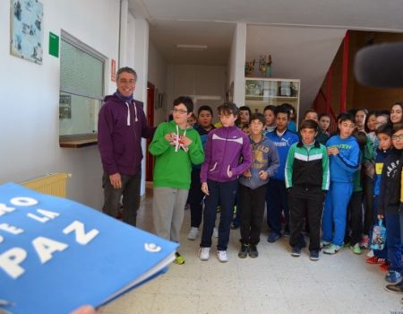 El “libro de la paz” recorre los colegios de Villanueva de la Serena