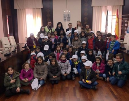 Alumnos 1º y 2º de Primaria  del colegio El Pilar visitan el Ayuntamiento