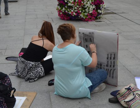 La Plaza de España de Villanueva de la Serena se llena de jóvenes artistas