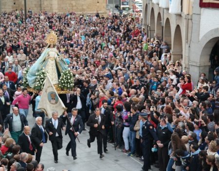 Cientos de villanovenses abarrotan la plaza de España para emocionarse con La Carrerita