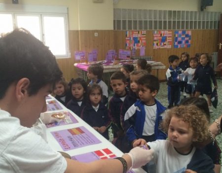 Los alumnos del colegio San José celebran el Día de Europa
