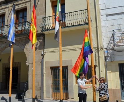 La bandera del Movimiento LGBTI, en la plaza de España de Villanueva de la Serena