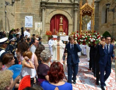 Las calles de Villanueva de la Serena se volvieron a llenar para acompañar la procesión del Corpus Christis