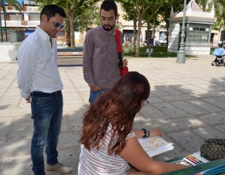 Los jóvenes disfrutan de un día pintando en vivo en distintos puntos de la ciudad
