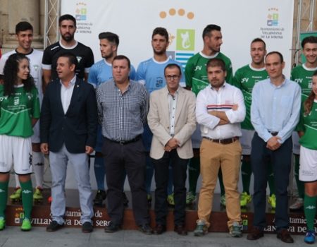 El C.F. Vilanovense presenta su nueva equipación en la plaza de España