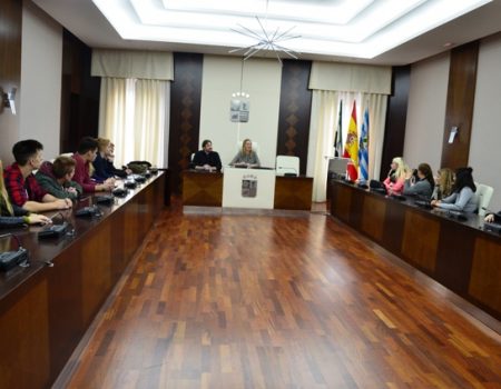 La concejala de Educación recibe a un grupo de alumnos alemanes que se encuentran de visita en nuestra ciudad