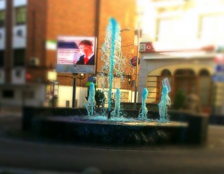 La fuente de la plaza de Maura se tiñe de azul con motivo del Día Mundial de la Diabetes