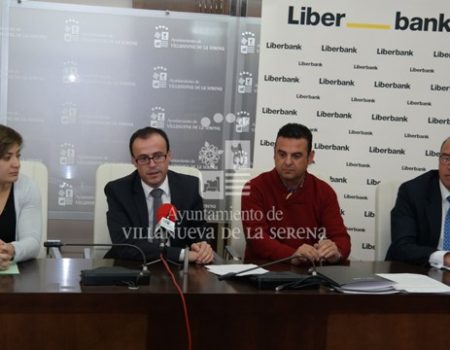 Firmado un convenio con Liberbank para sufragar los gastos del cambio del césped del Romero Cuerda