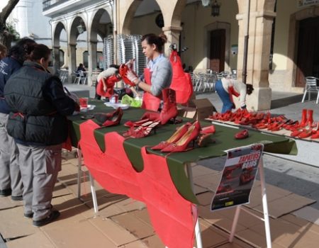 Zapatos rojos para levantar la voz contra la violencia de género