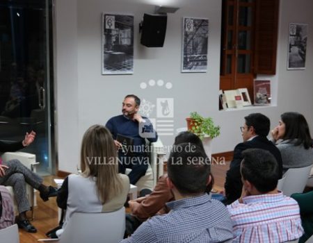 Jesús Sánchez Adalid participa en un encuentro cara a cara con el público dentro de la Semana Literaria #35FelipeTrigo