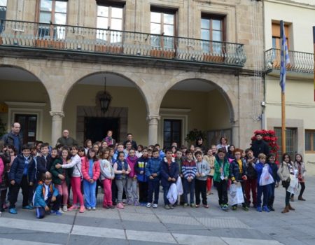 75 alumnos de tercero de Primaria del colegio Cervantes visitan el Ayuntamiento