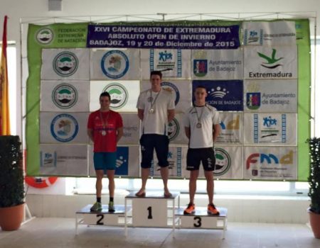 Éxito de los nadadores David de Benito y Estela González, del C.N. Lares