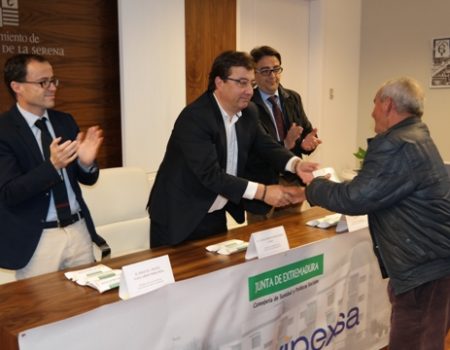 Fernández Vara entrega las llaves de las 8 primeras viviendas del Área de Regeneración y Remodelación Urbanas “Los Conquistadores”