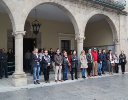 Minuto de silencio a las puertas del Ayuntamiento de Villanueva de la Serena