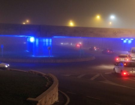El puente del paso a nivel cuenta con alumbrado de luces leds que combina diferentes colores