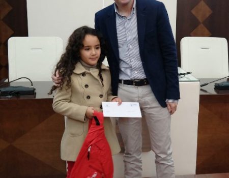 El alcalde entrega los cheques a los ganadores del concurso de Cartas a los Reyes Magos