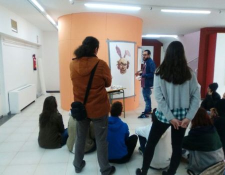 El artista Moi Martos, comparte su experiencia con alumnos del Bachillerato de Artes del Puerta de la Serena