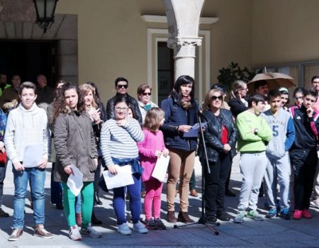 Los miembros del Consejo Municipal de la Infancia y la Adolescencia, dan lectura al manifiesto del Día Internacional de las Mujeres
