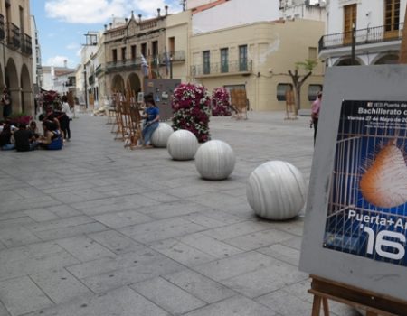 La Plaza de España de Villanueva de la Serena se llena de obras de jóvenes artistas