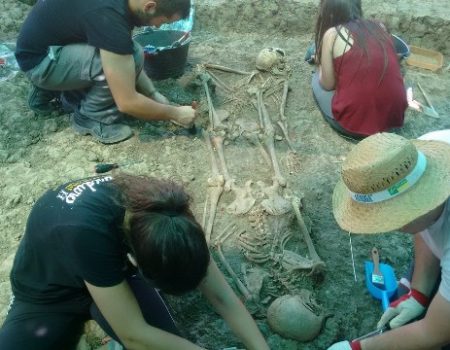 Recuperan los restos de cuatro personas en una fosa común del cementerio municipal
