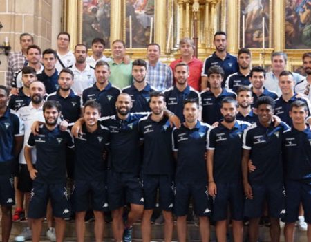 El C.F. Villanovense realiza su tradicional ofrenda floral antes de iniciar la temporada