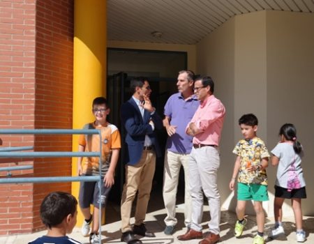 El alcalde visita el colegio Conquistadores para ver las mejoras realizadas durante el verano
