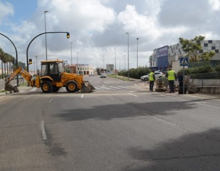 Comienzan las obras para instalar semáforos en la rotonda de los parques comerciales