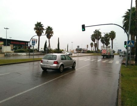 La regulación del tráfico por semáforos en la zona del parque comercial ya está en funcionamiento