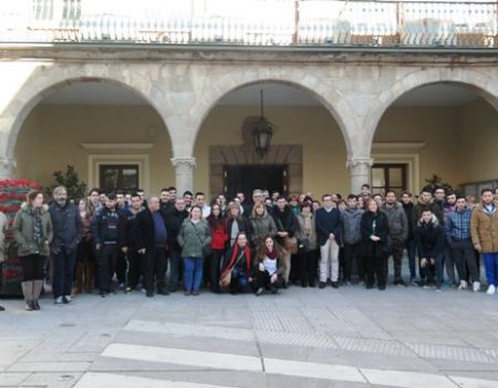 El alcalde recibe a los 60 alumnos de la Escuela Profesional Vesci