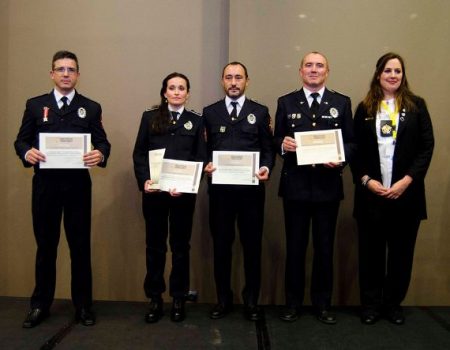 La Policía Local recibe el premio por el rescate de tres perros que habían caído al canal