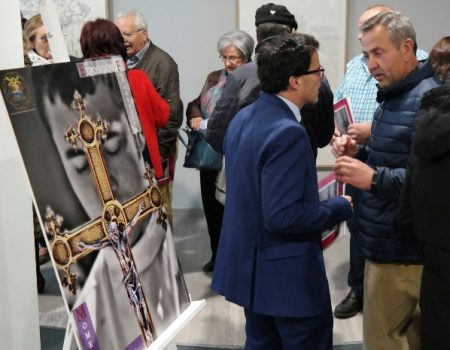 Presentada la revista “Momentos de Pasión”, primer acto de la VI Semana Cofrade