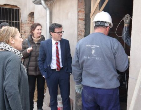 El alcalde visita las obras de rehabilitación de la Cámara Agraria