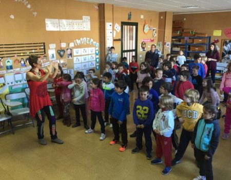 Alumnos del colegio Santiago Apostol bailan por la paz