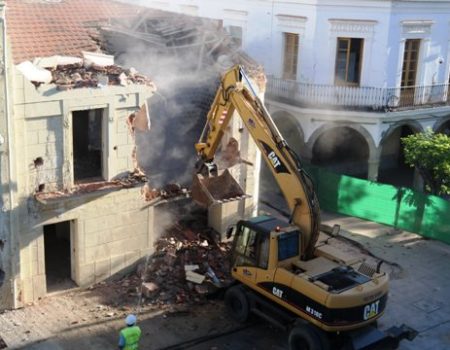 El derribo del antiguo Bar la Sirena dará continuidad  al porticado de la plaza de España