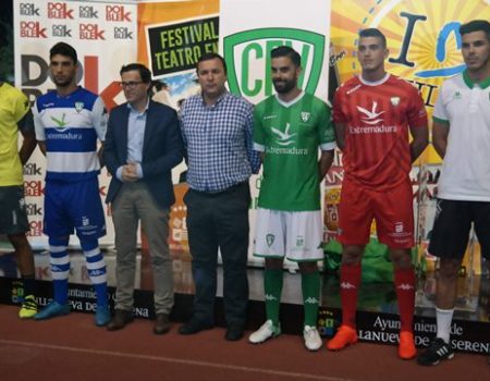 El C.F. Villanovense presenta ante la afición su nueva equipación, escudo e himno