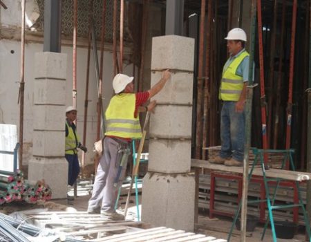 Empiezan a colocarse las columnas de los nuevos arcos en la Plaza de España