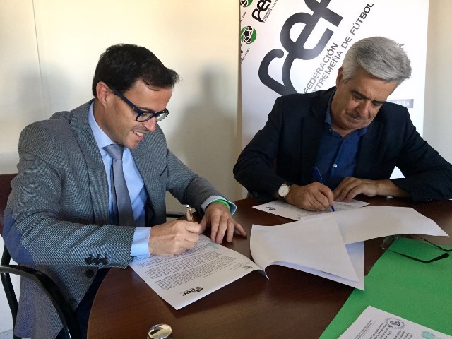 alcalde-firma-convenio-campo-ftbol.JPG