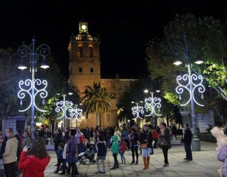 Mañana, encendido oficial del alumbrado de Navidad, chocolatada y apertura de Divertilandia