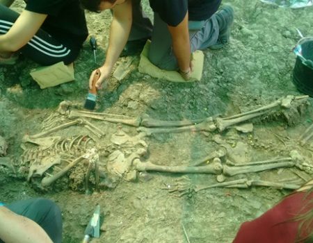 El 3 de marzo, la Afamevva organiza un acto para enterrar los restos exhumados de la fosa común