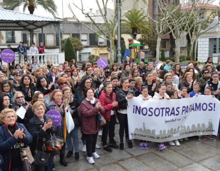 Unas 500 mujeres participan en la marcha feminista del 8-M en Villanueva de la Serena