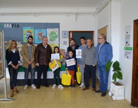 El colegio Santiago Apóstol, acoge la exposición “El mundo de los sellos”