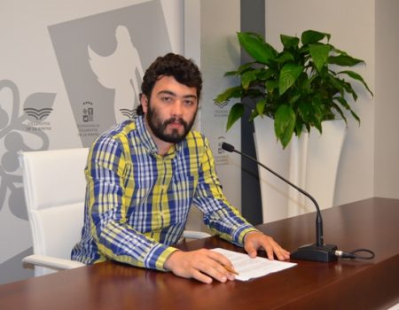 La piscina climatizada cuenta con dos sillas adaptadas para personas con movilidad reducida