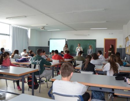 Se presenta la guía “Estrategia de trabajo con la Infancia y la Adolescencia” en el IES Puerta de la Serena
