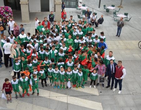 El alcalde recibe a la U.D. La Cruz Villanovense en la Plaza de España